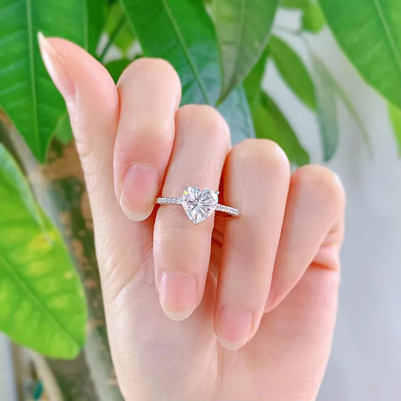 נור | טבעת מוסונייט לב אלגנטית