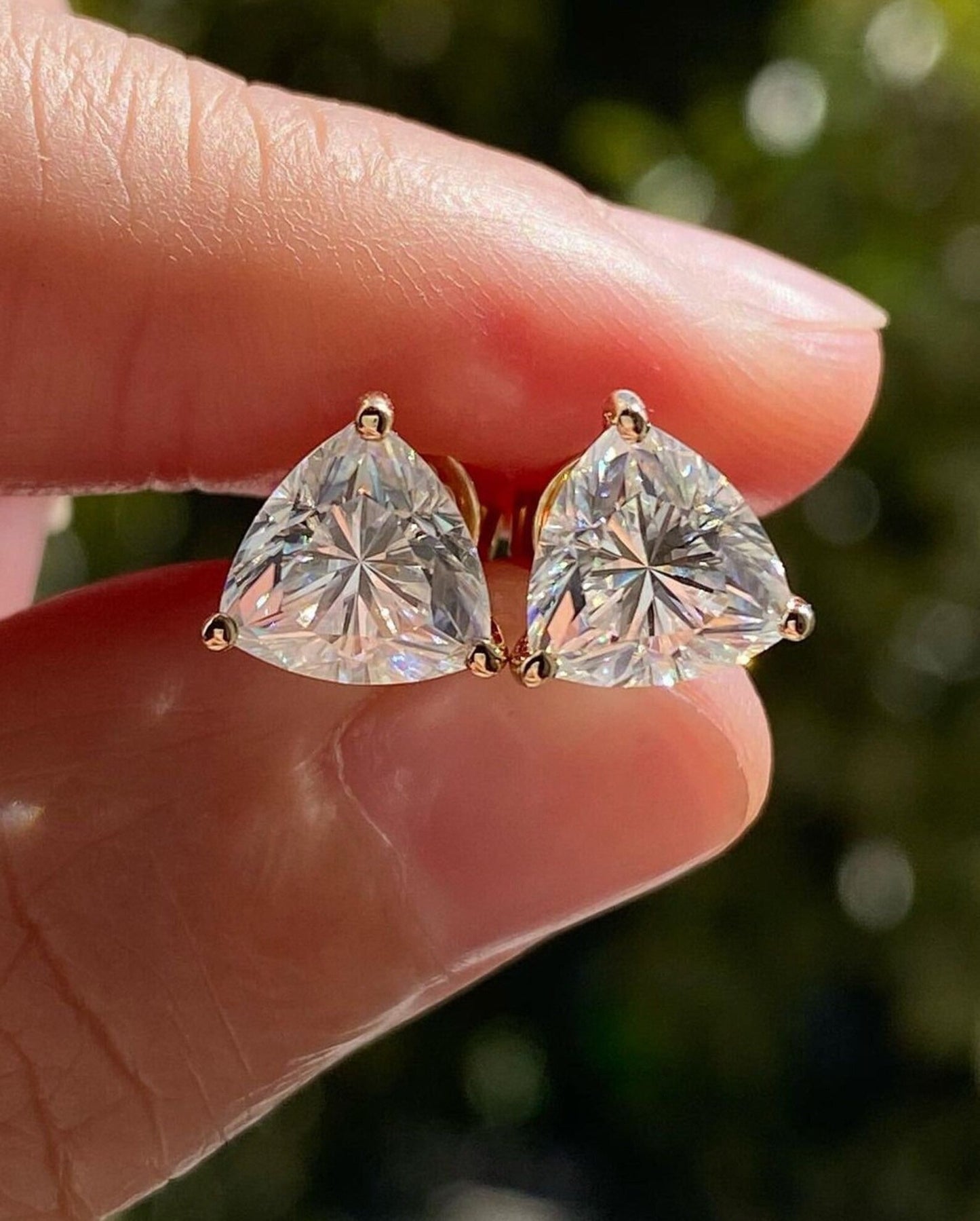 איילה | עגילי מואסנייט בעיצוב משולש יוקרתי