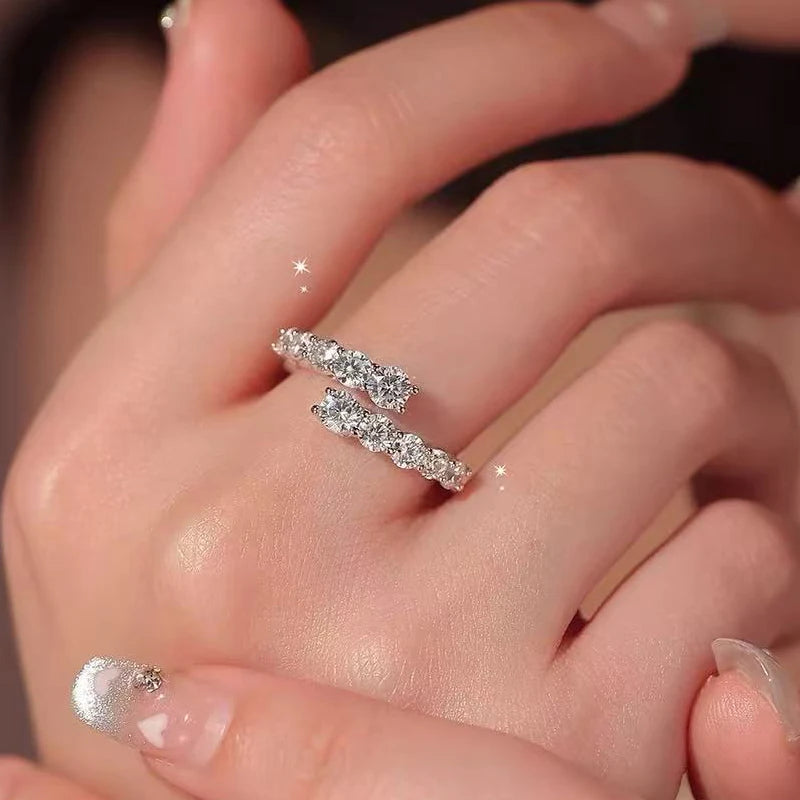 אורית | טבעת מוסונייט פתוחה עם ברק מודגש