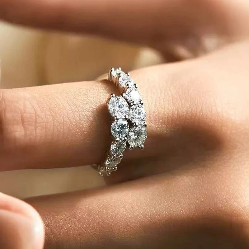 אורית | טבעת מוסונייט פתוחה עם ברק מודגש