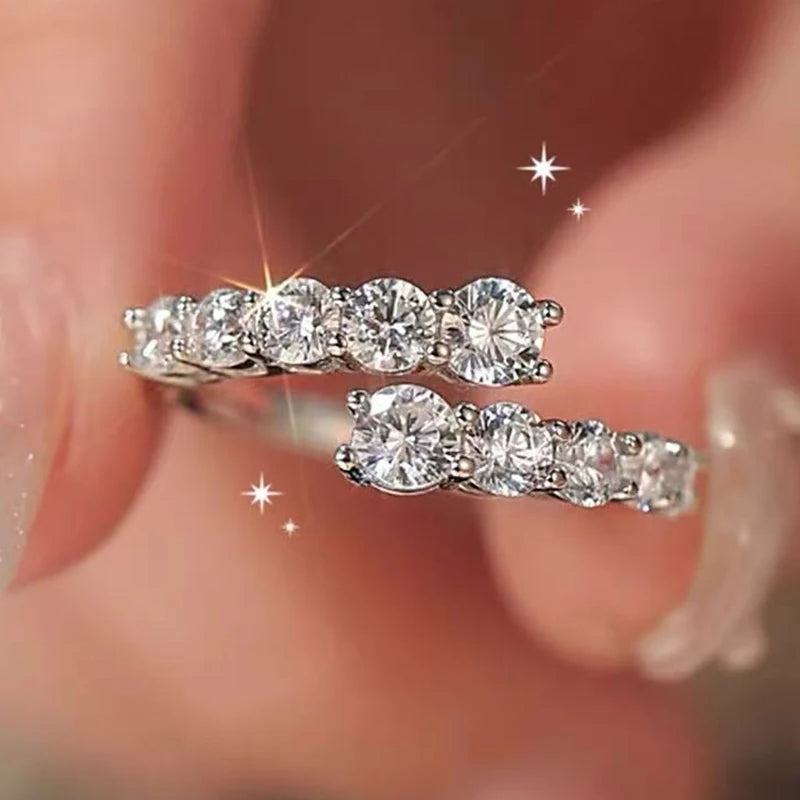 אורית | טבעת מוסונייט פתוחה עם ברק מודגש