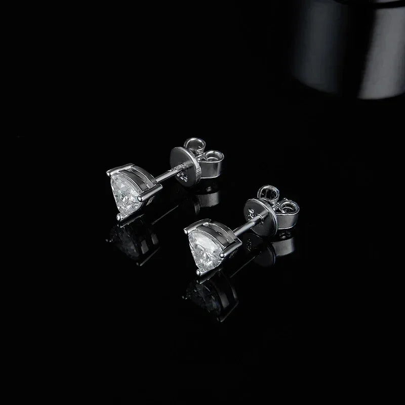 איילה | עגילי מואסנייט בעיצוב משולש יוקרתי 