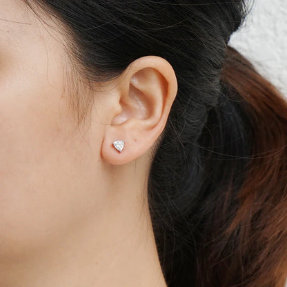 איילה | עגילי מואסנייט בעיצוב משולש יוקרתי 