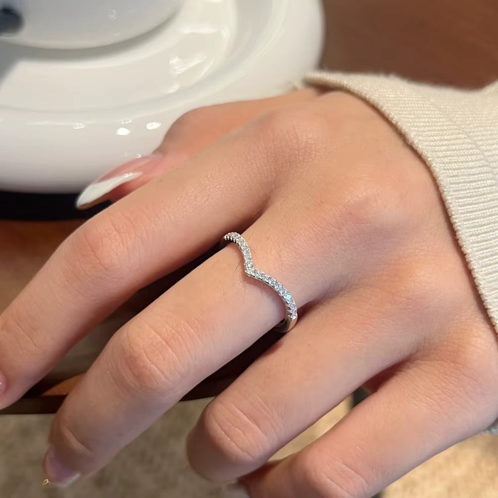 ריהאם | טבעת מוסונייט V בעיצוב אלגנטי