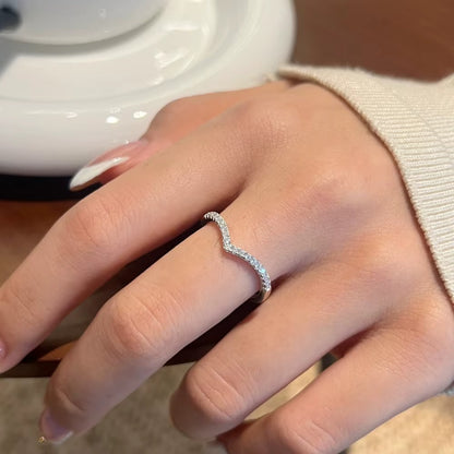 ריהאם | טבעת מוסונייט V בעיצוב אלגנטי